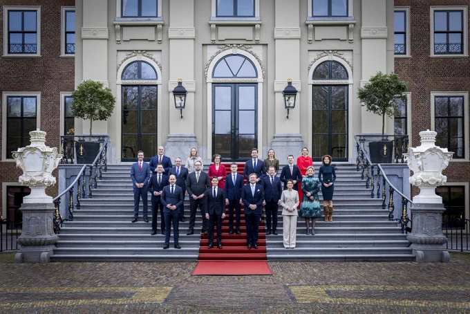 Kabinet Jetten op het bordes van Paleis Huis ten Bosch.
