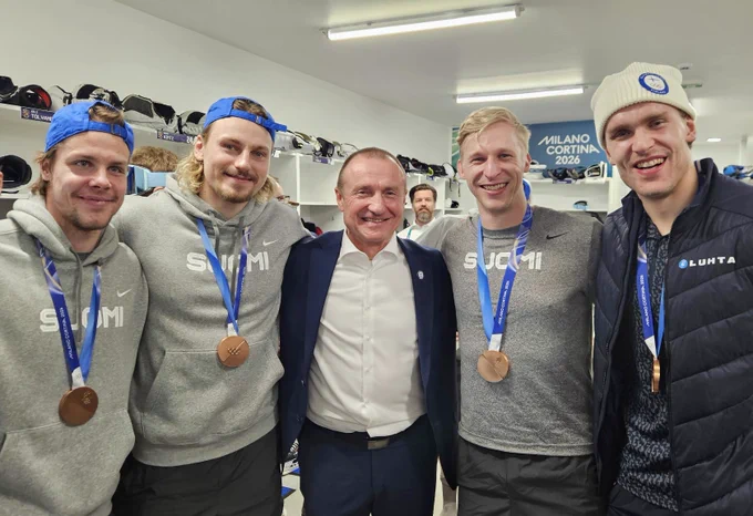 Miro Heiskanen, Roope Hintz, Jere Lehtinen, Esa Lindell, and Mikko Rantanen smile and pose in Team Finland gear with their Olympic bronze medals