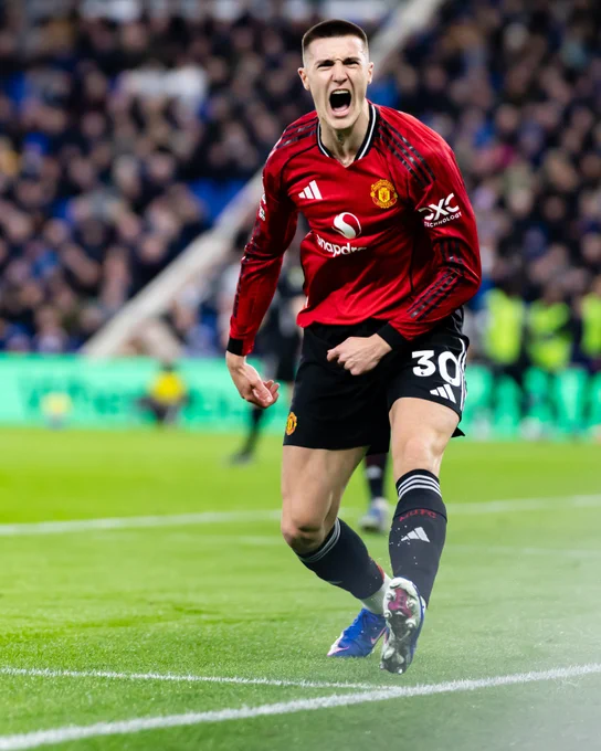 Benjamin Sesko celebrates scoring United's first goal at Everton.