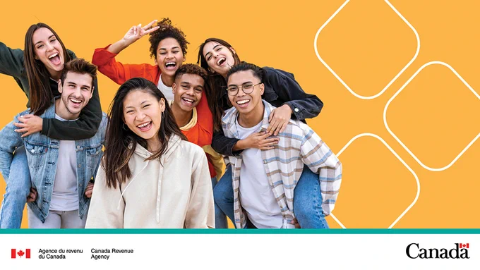 Des jeunes se prennent dans leurs bras et sourient.