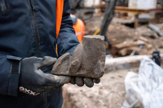 Een klein beeldje van natuursteen. Dit beeldje heeft waarschijnlijk ooit op een gevel of dak gestaan, bijvoorbeeld als onderdeel van een wapenschild met een leeuw. 