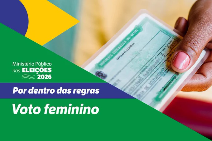 Arte retangular com um triângulo verde na metade e o texto Ministério Público nas Eleições 2026 - Por Dentro das Regras Voto Feminino. Na outra parte da imagem a foto de uma mão de mulher segurando um título de eleitor e parte da bandeira nacional. Arte: Comunicação/MPF.