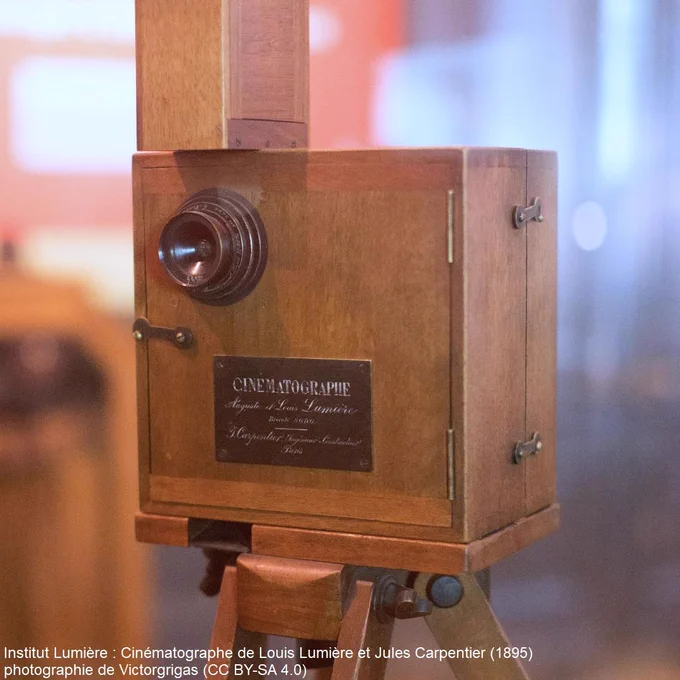 Institut Lumière : Cinématographe de Louis Lumière et Jules Carpentier (1895)
photographie de Victorgrigas (CC BY-SA 4.0)