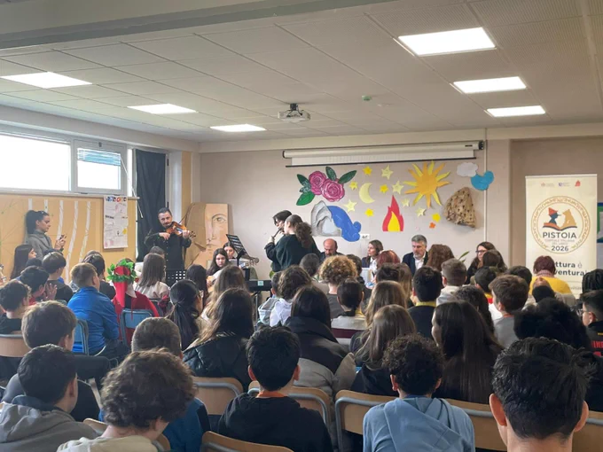 Oggi, davanti alle classi della scuola secondaria di primo grado dell’IC Leonardo da Vinci di Pistoia, si è svolto l’evento inaugurale che ha aperto ufficialmente la dodicesima edizione di Libriamoci.
Un momento intenso di incontro e riflessione sul valore dei libri come strumenti di crescita, scoperta e relazione con il mondo. 