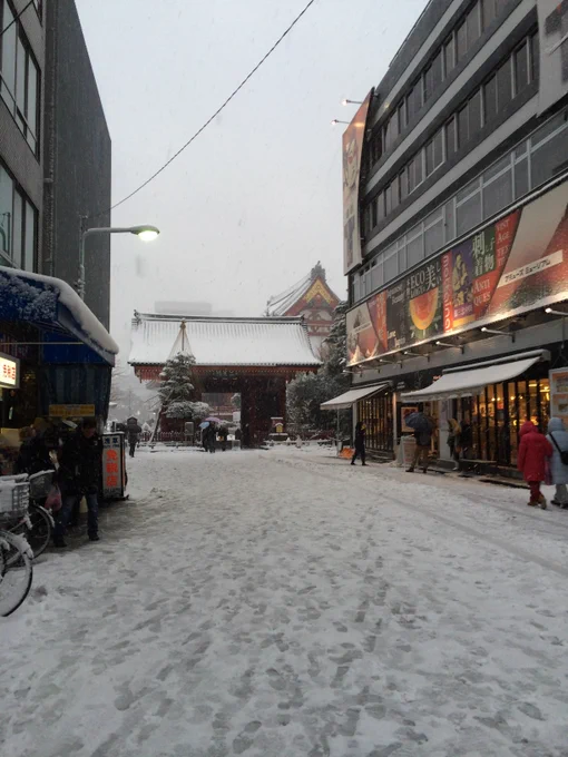 2014年2月8日も、浅草寺界隈は雪でした/On February 8th, 2014, it snowed around Sensoji Temple as well.