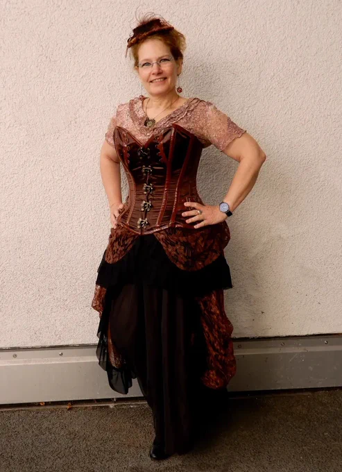 Sylvia Schlüter, Co-Chefin der Redaktion Phantastik und jetzt Schatzmeisterin des Fin de Siècle-Con e. V., in einem Steampunk-Kleid