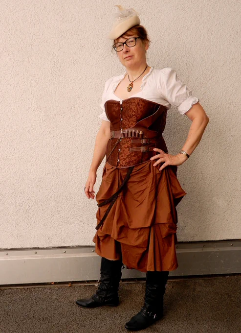 Ulrike Pelchen, Co-Chefin der Redaktion Phantastik und jetzt Vorsitzende des Fin de Siècle-Con e. V., in einem Steampunk-Outfit