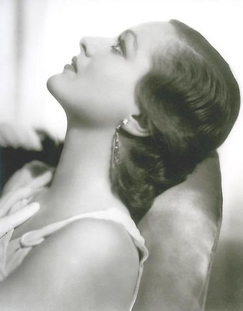 In the 1920s, Finger Waves and the Marcel Wave defined the era’s sculpted hair. Popular across Europe and the US, these sleek S-shaped waves became inseparable from Flapper Girls, symbolizing modernity, freedom, and rebellion. Not just a hairstyle, but a statement.