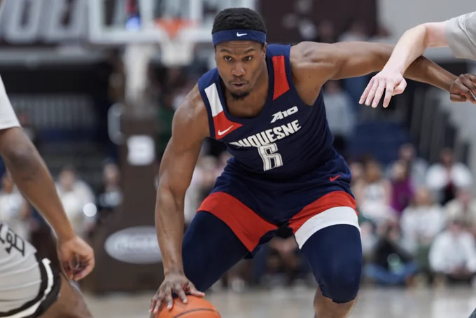 Alex Williams dribbling against Bonnies defenders