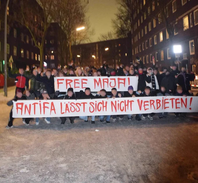 Antifagruppenbild mit Banner "Free Maja! Antifa lässt sich nicht verbieten!" 