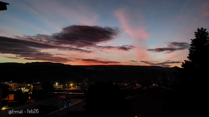Cel rogent de matinada sobre el Montseny 