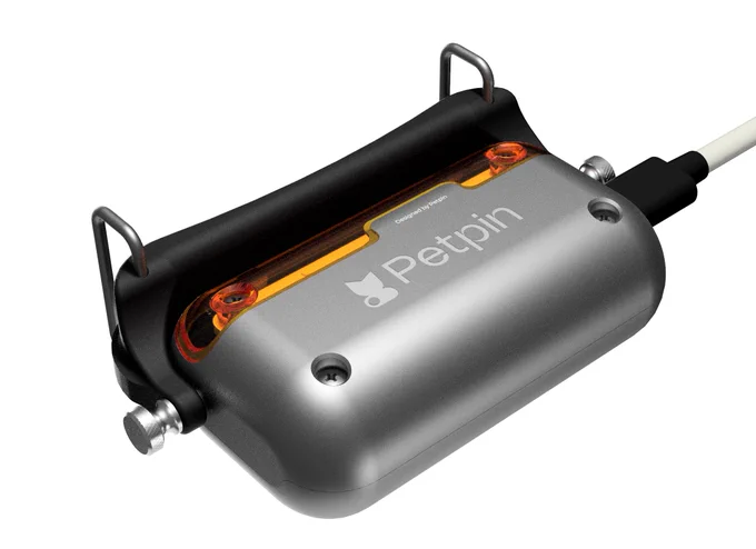 Petpin V0 back view with branding and orange accents: aviation aluminum and transparent orange plastic antenna cover. 