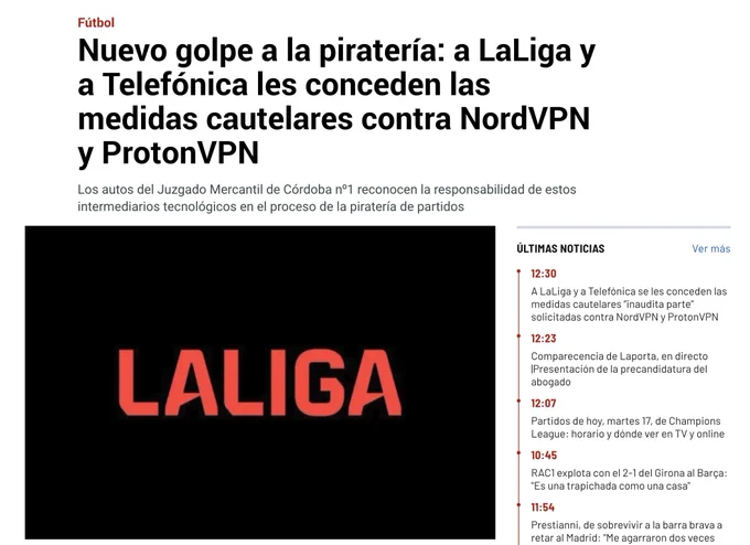 ALT: Captura de una noticia de MARCA con el titular “Nuevo golpe a la piratería”, donde se anuncia que LaLiga y Telefónica obtienen medidas cautelares contra NordVPN y ProtonVPN. Debajo aparece una imagen negra con el logo rojo de LaLiga, muy dramático, como si fuera el villano final de una película cyberpunk, y a la derecha una columna de últimas noticias deportivas intentando seguir con su vida normal.