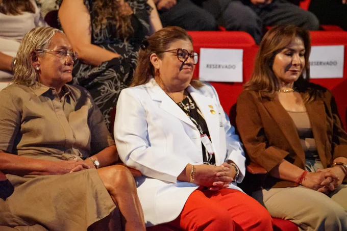 Junto al ministro de Salud, la directora general del INSNSB, Dra. Zulema Tomas, participó del lanzamiento del Observatorio de Cáncer de la @FPCPERU, plataforma que presenta datos sobre el cáncer a nivel nacional, lo que se convierte en evidencia útil para la toma de decisiones.
