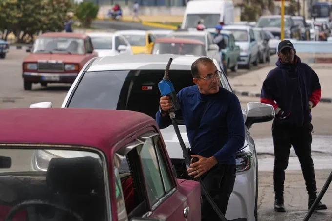 A driver refuels as others wait in a long line behind to fill up at a gas station in Havana, Cuba, Tuesday, Jan. 27, 2026 (AP Photo / Ramon Espinosa)