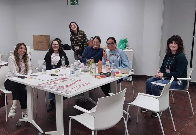 Plano general de la mesa de las mentoras, que sonríen a cámara.