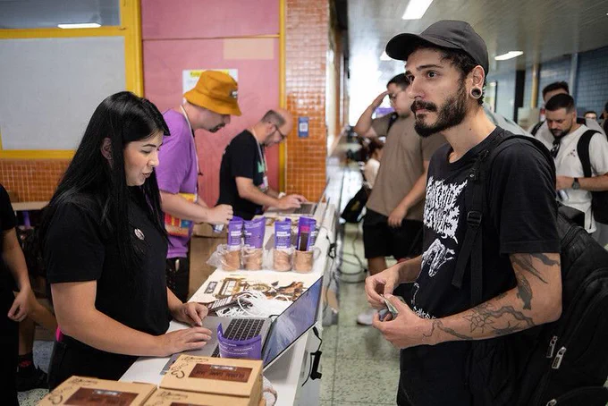 Jammer buying merch at Global Game Jam Curitiba 2026