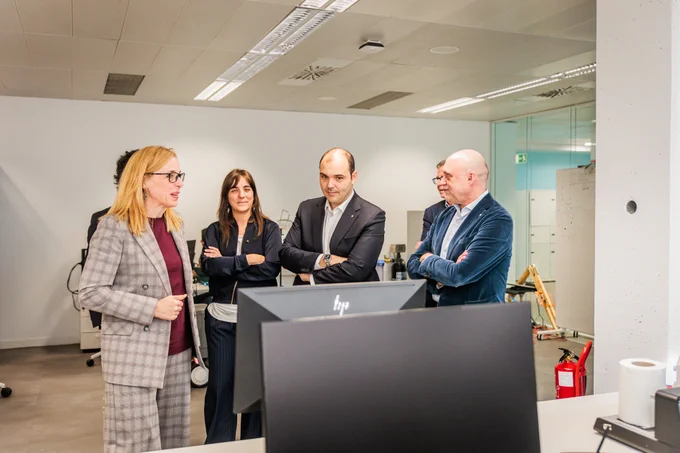 El conseller Dalmau i la consellera Montserrat visitant els diversos espais de la UOC