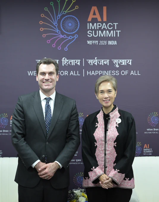 Photo of Under Secretary Kimmitt and Minister Teo standing next to each other.