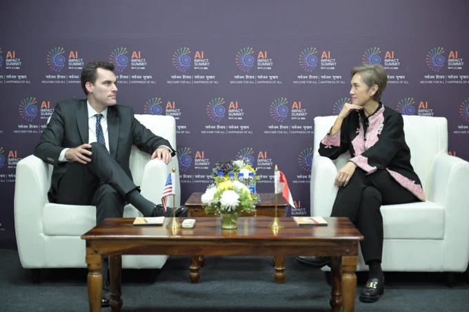 Photo of Under Secretary Kimmitt and Minister Teo standing speaking to each other.