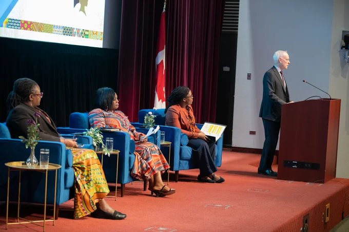 Dora Edu-Buandoh, Carolyne Kamende Daudi et Annika Allman écoutent David Morrison livrer son discours d'ouverture.