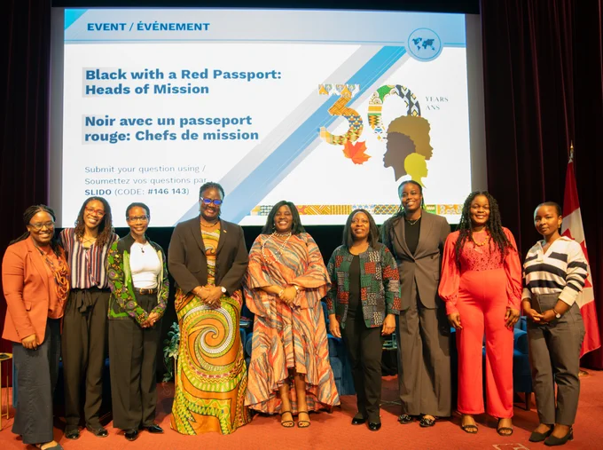 Les ambassadrices du Ghana et du Kenya sur scène avec les membres du réseau des employés noirs du GAC.