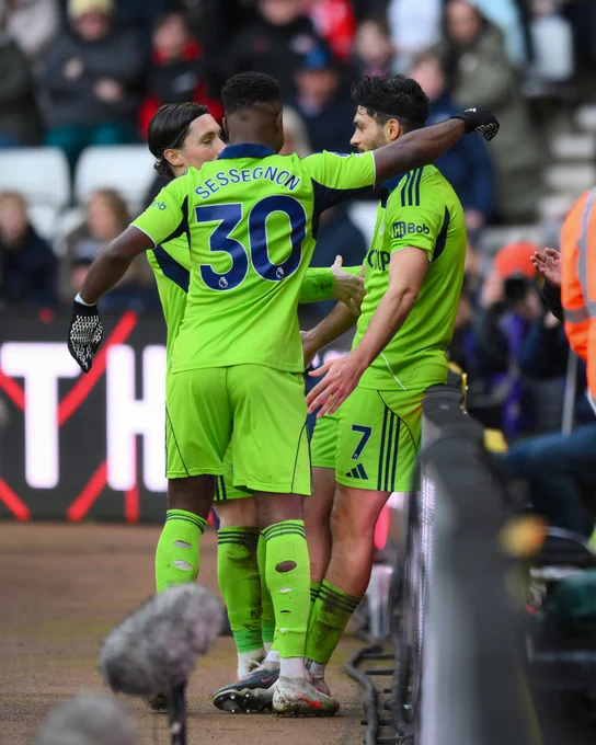 Raúl Jiménez celebrates with his teammates.