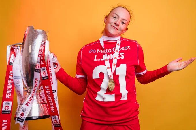 Lili Jones celebrates with the Genero Adran Trophy.