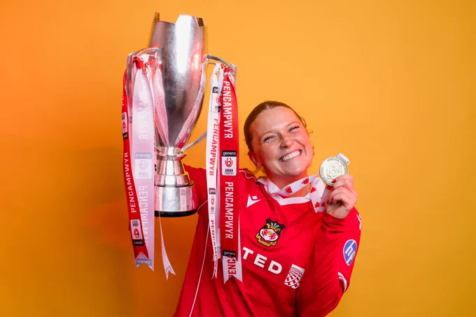 Sarah Harvey celebrates with the Genero Adran Trophy.