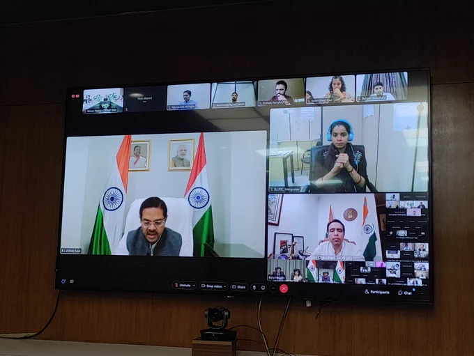 यह तस्वीर सबका साथ, सबका विकास – जन आकांक्षाओं की पूर्ति” थीम पर आयोजित Post Budget Webinar 2026 की है। तस्वीर में webinar में शामिल विभिन्न मंत्रालयों, संस्थाओं, गैर सरकारी संगठनों के प्रतिनिधिगण समापन सत्र में वर्चुअल माध्यम से जुड़ माननीय केंद्रीय राज्य मंत्री के संबोधन को सुन रहे हैं।