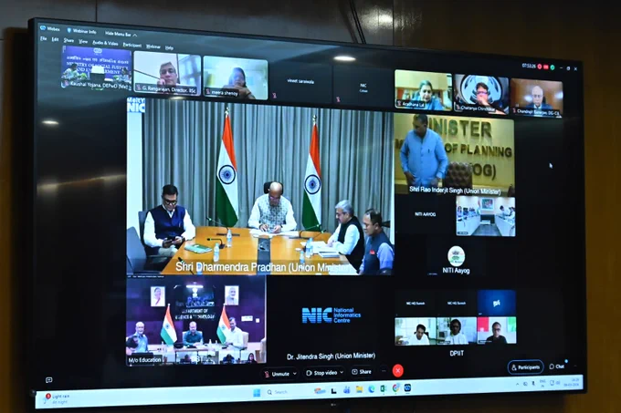 यह तस्वीर सबका साथ, सबका विकास – जन आकांक्षाओं की पूर्ति” थीम पर आयोजित Post Budget Webinar 2026 की है। तस्वीर में webinar में शामिल विभिन्न मंत्रालयों, संस्थाओं, गैर सरकारी संगठनों के प्रतिनिधिगण समापन सत्र में वर्चुअल माध्यम से जुड़ें हुए हैं।