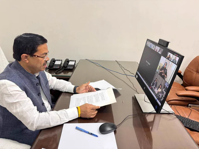 यह तस्वीर सबका साथ, सबका विकास – जन आकांक्षाओं की पूर्ति” थीम पर आयोजित Post Budget Webinar 2026 की है। तस्वीर में माननीय केंद्रीय सामाजिक न्याय और अधिकारिता राज्य मंत्री श्री बी.एल. वर्मा जी समापन सत्र को सम्बोधित कर रहे हैं।