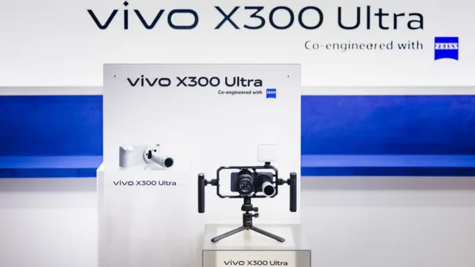Professional cinema in your pocket: The vivo X300 Ultra equipped with the industry-first 400mm ZEISS telephoto extender.
