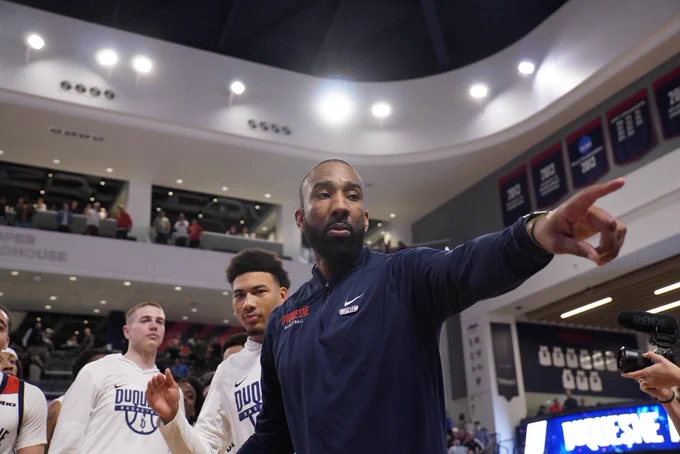 Dru Joyce pointing