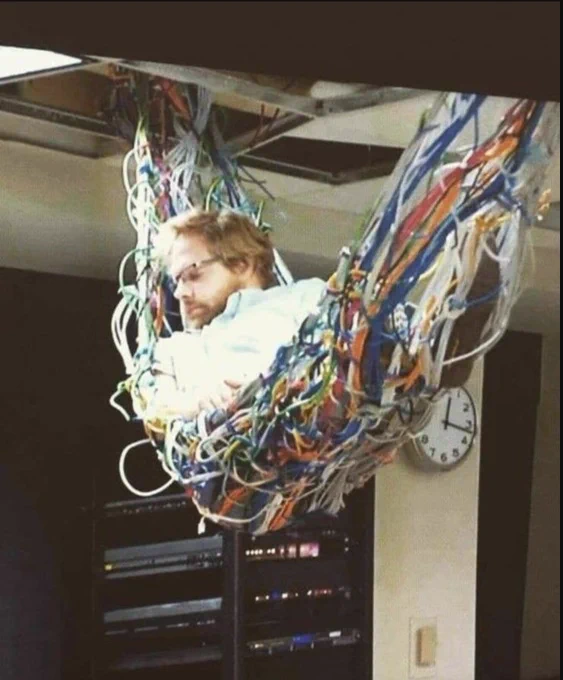 un adminsys dans un hamac fait de fils 
