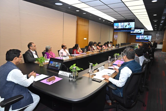 यह तस्वीर पोस्ट बजट वेबिनार 2026 की है। तस्वीर में माननीय केंद्रीय राज्य मंत्री श्री बी. एल. वर्मा जी व दिव्यांगजन सशक्तिकरण विभाग के अधिकारीगण पोस्ट बजट वेबिनार में माननीय प्रधानमंत्री जी के सम्बोधन को सुन रहे हैं।