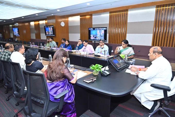यह तस्वीर पोस्ट बजट वेबिनार 2026 की है। तस्वीर में माननीय केंद्रीय मंत्री डॉ वीरेंद्र कुमार जी व दिव्यांगजन सशक्तिकरण विभाग के अधिकारीगण पोस्ट बजट वेबिनार में माननीय प्रधानमंत्री जी के सम्बोधन को सुन रहे हैं।