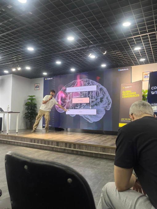 Mathias on stage making attendees experience the OOM issue