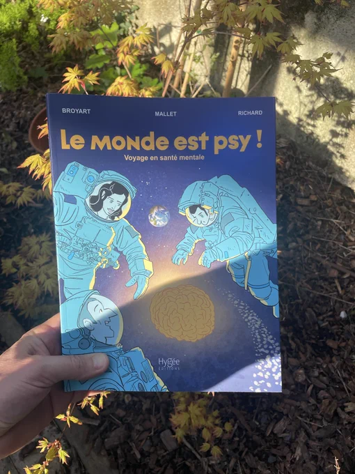 Couverture de la BD : ambiance galactique avec des cosmonautes curieux autour d’un cerveau jaune