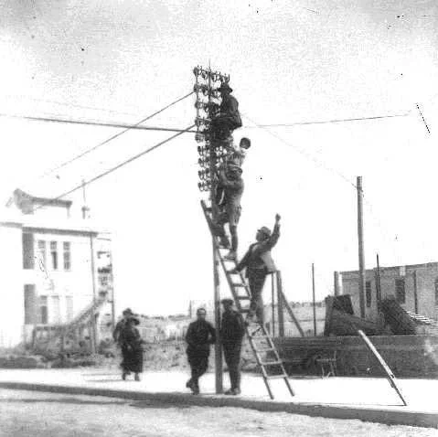 התקנת עמודי חשמל בתל אביב, הארכיון הציוני המרכזי. להרחבה: הארץ, ארכיון העיתונות