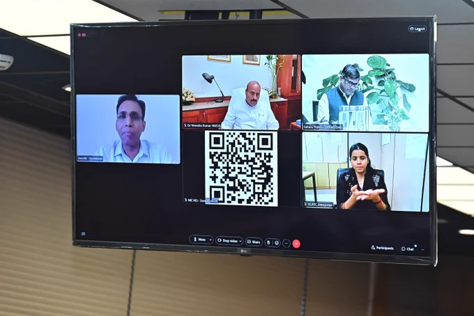 यह तस्वीर पोस्ट बजट वेबिनार 2026 की है। तस्वीर में वर्चुअल माध्यम से विभिन्न संस्थानों के प्रतिनिधि पोस्ट बजट वेबिनार के ब्रेकआउट सेशन में दिव्यांगजन सहारा योजना पर  अपने विचार साझा करते हुए दिखाई दे रहे हैं।