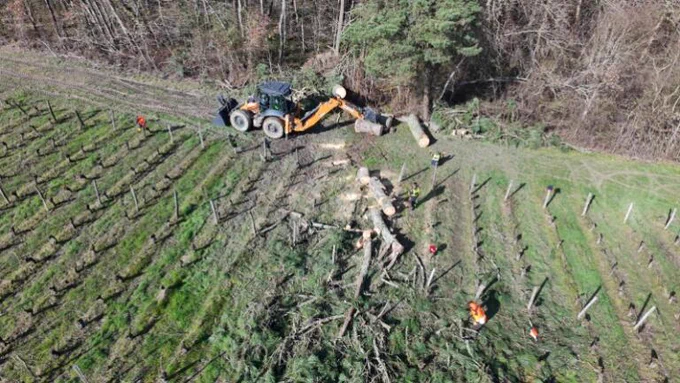 Intempéries | Après le passage de la tempête Nils et des inondations ayant touché le Lot-et-Garonne, les sapeurs-sauveteurs du 4e RIISC et les sapeurs-pompiers du Gard et Pompiers de l'Hérault interviennent aux côtés des agriculteurs.

Objectifs :
- Tronçonnage sur des parcelles de vignes
- Débâchage de serres
- Démontage des arceaux et remontage
- Pompage léger 

Au total, 89 personnels ont pris en charge 21 chantiers pour permettre la  reprise rapide des activités agricoles, réparer les installations des  exploitations et sauver des récoltes 

La Sécurité civile se mobilise sans relâche aux côtés des habitants sinistrés.