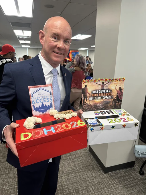 Tennessee Comptroller, Jason Mumpower, with thank you cards from the disability community at DDH