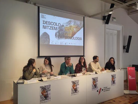 Sis persones assegudes, amb micròfons sota el Lema descolonitzem la tecnolgia