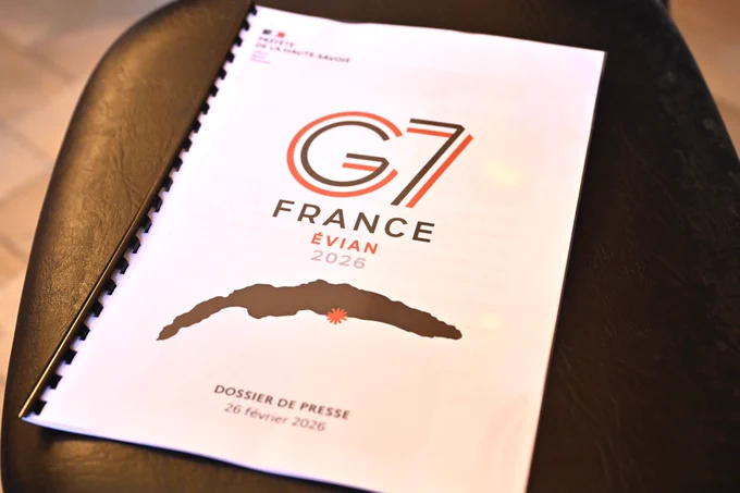 Photographie du dossier de presse présenté lors de la première conférence de presse dans le cadre du Sommet du G7 qui se tiendra à Évian du 15 au 17 juin 2026.