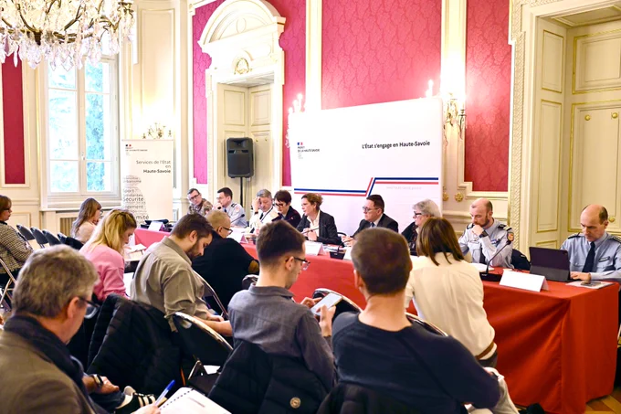 Photographie de la première conférence de presse dans le cadre du Sommet du G7 qui se tiendra à Évian du 15 au 17 juin 2026.