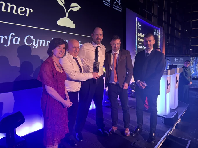 The First Minister presenting Cynrig Hatchery, our Environment Champion winner with their award.