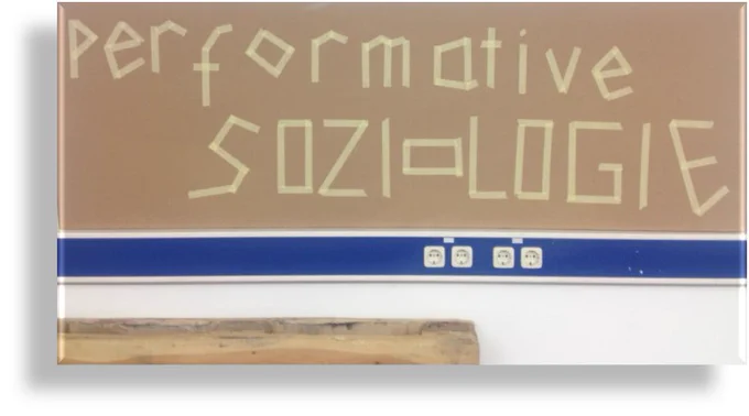 Schild mit der Aufschrift: Performative Soziologie 
