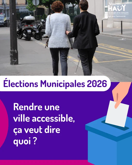 Affiche annonçant les "Élections Municipales 2026". En haut, deux personnes marchent de dos dans une rue, l'une guidant l'autre qui utilise une canne blanche. En bas, une main glisse un bulletin dans une urne bleue. Le texte pose la question : "Rendre une ville accessible, ça veut dire quoi ?"