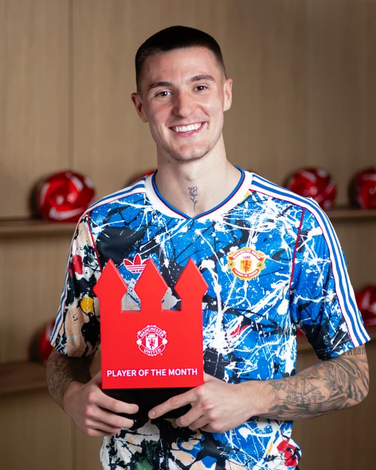 Benjamin Sesko poses with his Player of the Month award for February.